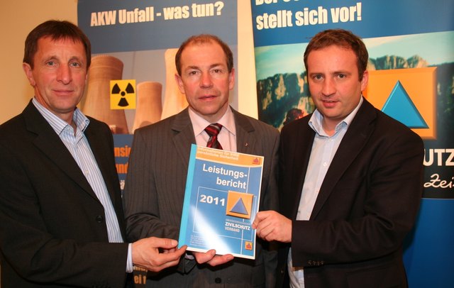 Oö. Zivilschutzverband-Geschäftsführer Josef Lindner, Landesrat Max Hiegelsberger und Oö. Zivilschutzverband-Präsident NR Mag. Michael Hammer. | Foto: land OÖ/Anzengruber