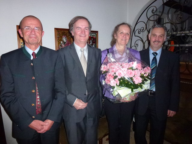 Gemeinsam in Pension: Lehrer-Paar Siegfried und Christine Schörkhuber. Links Bezirksschulinspektor Thomas Kreuzer, rechts Bürgermeister Leopold Bürscher. Foto: Privat