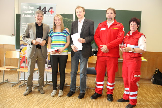 LHStv. Dr. Peter Kaiser, Direktor DI Hubert Lutnik, Kursleiterin Elke Puaschitz, Bildungsbeauftragter Gottlieb Amadeus Kowatsch (Rotes Kreuz) und Schülerinnen und Schüler der HTL Mössinger Straße (2. Klasse Elektronik/IT)
