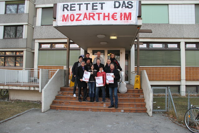 „Wir werden uns weiter für den Erhalt des Mozartheims als Studentenheim einsetzen, weil wir davon überzeugt sind, dass das einzig richtige Weg ist, um dem Anspruch einer verantwortungsbewussten Politik, die auch den Universitätsstandort Klagenfurt und die Studentinnen und Studenten schützt, gerecht zu werden“, machte Landesparteivorsitzender LHStv. Peter Kaiser heute im Gespräch mit Studenten und Heimvertretern vor dem Mozartheim deutlich.