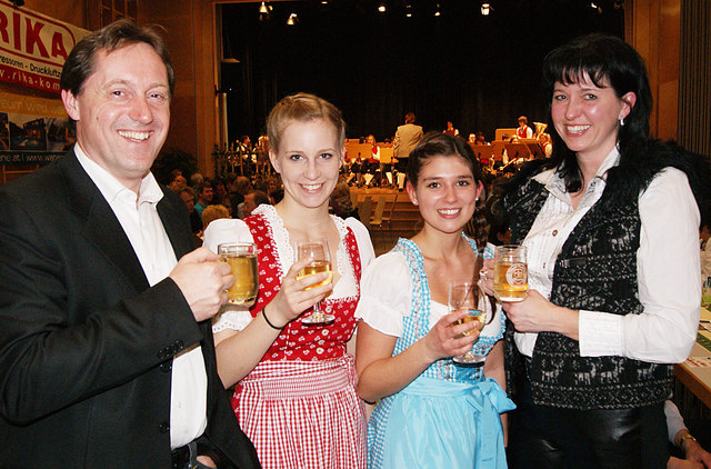 Markus, Julia, Ines und Birgit verbringen einen gemütlichen und genüsslichen Abend in Kronstorf. | Foto: Koranda