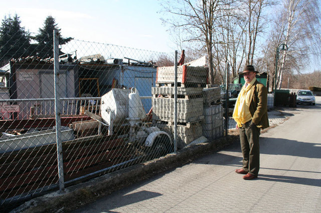 Für Erich Moser vom Umweltschutzverein Herzogenburg ist das Gerümpel in Ossarn keine „besondere Zierde“ .