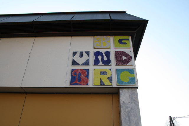 ... den Schriftzug auf dem Gebäude des Alpen-Adria-Gymnasiums in Völkermarkt