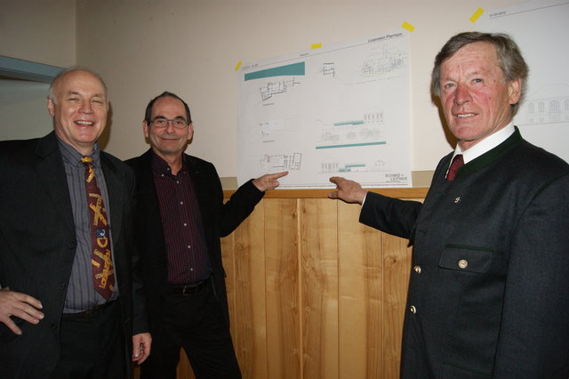 Plan präsentiert: Architekt Gerhard Schmid (Mitte) aus Steyr mit Hermann Stöllnberger (rechts) vom Pfarrkirchenrat und Bernhard Karrer, der den Umbau des Pfarrheims leiten wird. Foto: Thöne