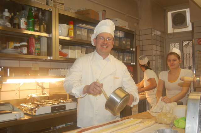 Markus Frömmel in der Backstube seiner Konditorei Ecke Burggasse/Zieglergasse.