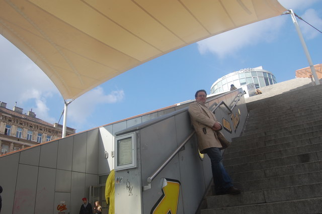 Auch ein Lieblingsort des "süßesten" Bezirksrats: die Stufen zur Hauptbücherei am Urban-Loritz-Platz.
