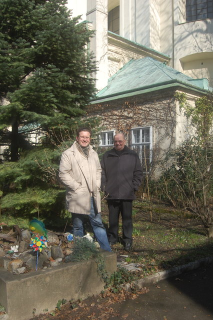 Früher ein unerreichbarer Ort: Markus Frömmel und Pater Johannes Kellner im Garten der Pfarre Schottenfeld.