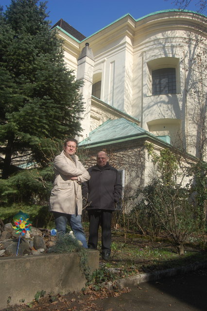 Früher ein unerreichbarer Ort: Markus Frömmel und Pater Johannes Kellner im Garten der Pfarre Schottenfeld.
