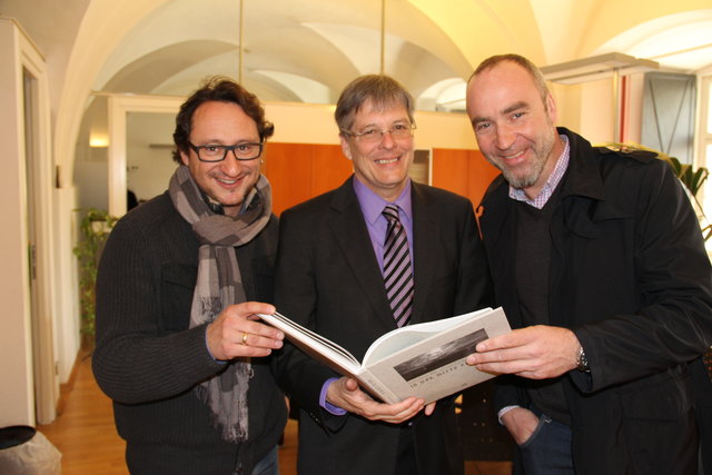 LHStv. Peter Kaiser mit Gernot Stadler (l) und Gernot Gleiss, die dem SPÖ-Vorsitzenden ein Exemplar ihres Buches "In der Mitte ein Feuer" schenkten.