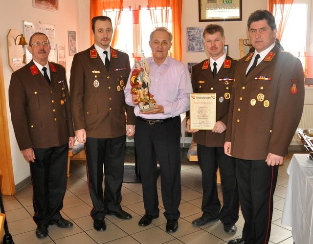 v.l.n.r. Feuerwehr Steyregg – BI Wöckinger Karl, OBI Breuer Christian – der Jubilar Josef Buchner – Feuerwehr Lachstatt – HBI Lehermayer Hubert, OBI Lehner Herbert