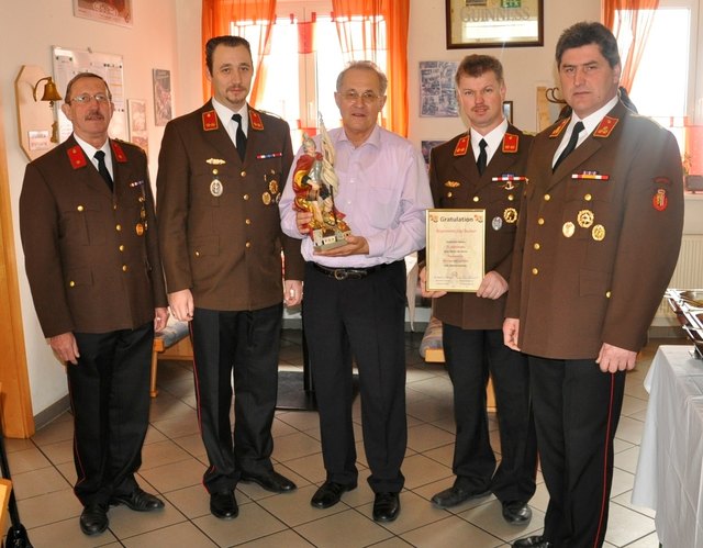 v.l.n.r. Feuerwehr Steyregg – BI Wöckinger Karl, OBI Breuer Christian – der Jubilar Josef Buchner – Feuerwehr Lachstatt – HBI Lehermayer Hubert, OBI Lehner Herbert | Foto: Christian Breuer