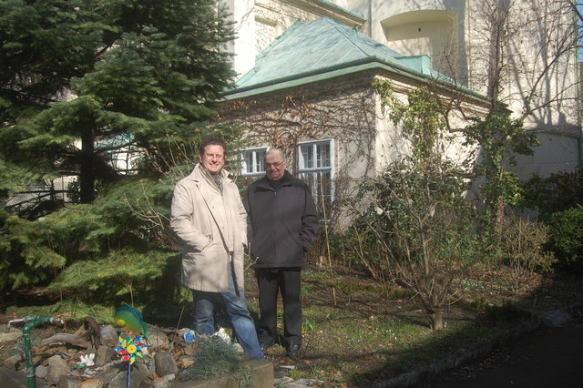 Früher ein unerreichbarer Ort: Markus Frömmel und Pater Johannes Kellner im Garten der Pfarre Schottenfeld.