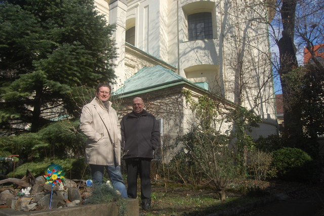 Früher ein unerreichbarer Ort: Markus Frömmel und Pater Johannes Kellner im Garten der Pfarre Schottenfeld.
