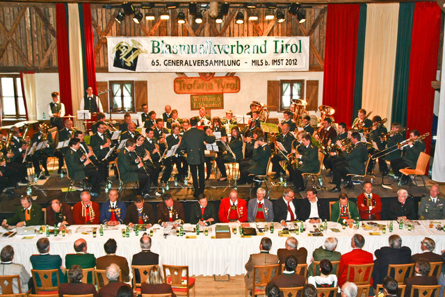 Der Vorstand des Tiroler Blasmusikverbandes und die Postmusik Imst