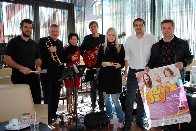 Das Weizer Stadtmarketing mit der Gruppe „K&K Jazz Durio“ und dem Hausherren vom Cafè LifeArt.