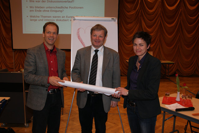 Ergebnisse überreicht: Projektbegleiter Rainer Krismer und Marion Amort mit TIWAG-Projektleiter Wolfgang Stroppa.