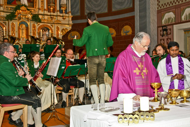 Die Musikkapelle Roppen unter Bezirkskapellmeiser Klaus Heiß verstand es hervorragend die "Tiroler Fastenmesse" vorzutragen