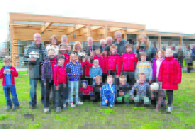 Bei der Eröffnung des Sportzentrums 2010: Bgm. Sonya Feinig mit Gästen. Sie setzt nun auf Fernwärme und Straßenprojekte
