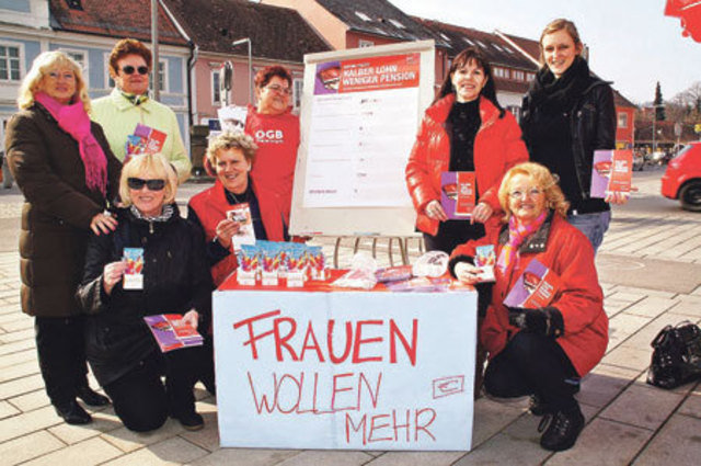 In Feldbach: Annemarie Pregartner vom ÖGB und SPÖ-Bezirksfrauenvorsitzende-Stellvertreterin Gabriela Löschnig mit ihren Teams.