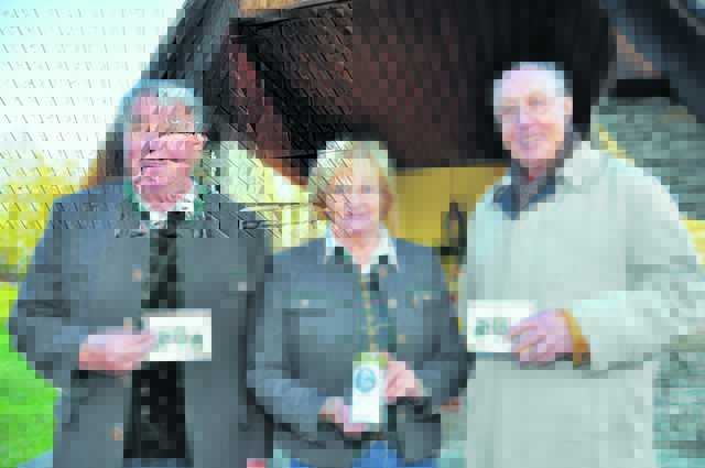 Das Ziel ist die Paulitschkapelle: Zuffer (l.) & Bohrisch mit Alfred Ogris bei der Gedenkmesse im Oktober