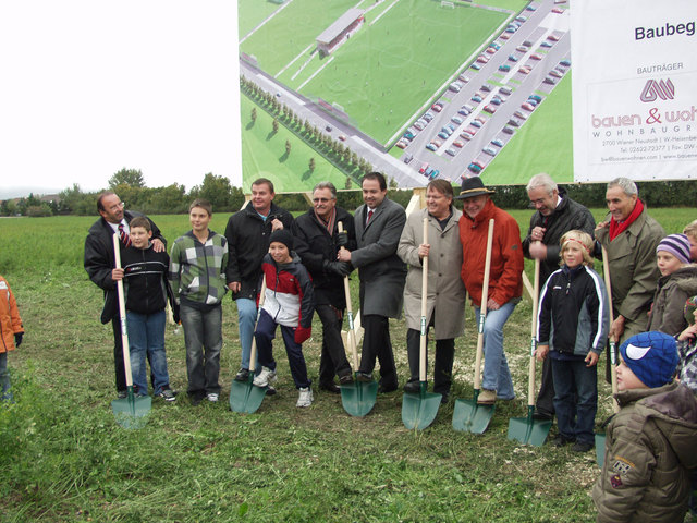 Spatenstich für den neuen Sportplatz im Jahr 2009. Seither ist Funkstille. | Foto: zVg