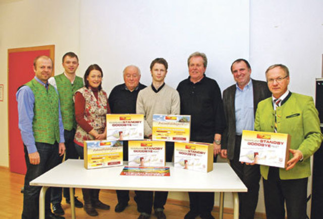 Sagen der Stromvergeudung den Kampf an: Vulkanland-Obmann Josef Ober (r.), Geschäftsführer Karl Puchas und Alois Niederl (1.u.2.v.l.) von „Lokale Energieagentur“ sowie Elektrofachhändler.