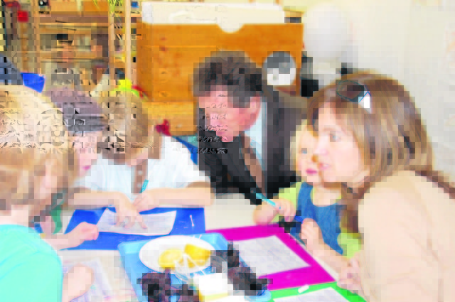 Österreichs Wissenschaftsminister Karlheinz Töchterle besuchte im Rahmen seines Kärnten-Tages auch Volksschulen