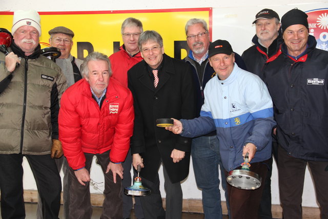 SPÖ-Vorsitzender LHStv. Peter Kaiser besuchte das 22. Eisstockturnier der Kärntner Journalisten. Am Foto mit erfolgreichen Eisschützen rund um Organisator Arnulf Perdacher, Karli Korentschnig, Peter Müllak und Kurt Raunegger