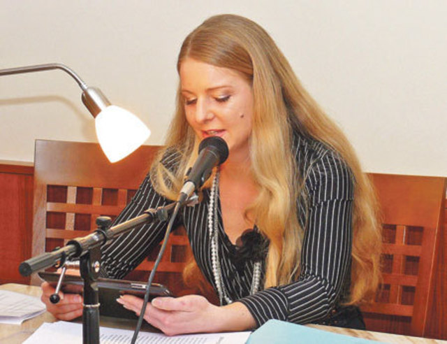Die junge Autorin Nicole Schreiber gab eine Leseprobe aus ihrem Kriminalroman in der Thermenkonditorei Ulreich.