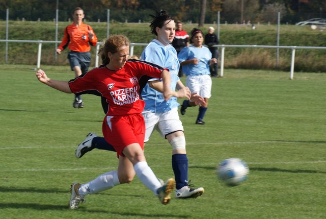 Vera Falb vom SKV Altenmarkt (in Rot) stürmt, obwohl schon 40+, mit den "Mädls" mit wie eh und je. | Foto: SKV Altenmarkt