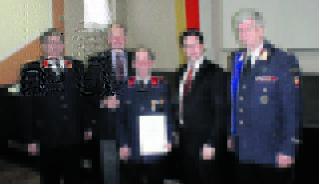 Für 40 Jahre Mitgliedschaft bei der FF Poggersdorf wurde A. Kislinger (Mi.) geehrt von Smolej, LT-Präs. Schober, Bgm. Marbek und BFK Bürger (v. l.)