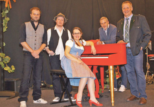 Die Veranstalter Herbert Weiß und Josef Fuchs (r.) holten die stimmgewaltige Powerfrau Betty O. auf die Bühne.