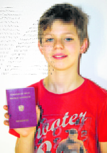 Neuer Pass: Raphael Hauser (8) freut sich schon auf seinen ersten eigenen Reisepass Foto: Hauser