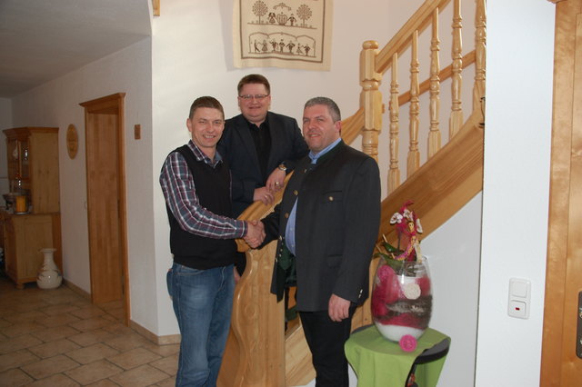 ÖVP-Naarn Obmann und Vize-Bgm. Martin Gaisberger (Mitte) mit seinem frischgebackenen Fraktionsobmann Stefan Nöbauer (rechts) und dessen Vorgänger Bernhard Gusenbauer (links). | Foto: Privat