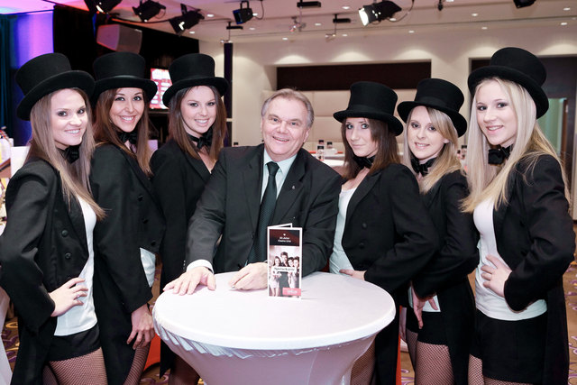 osef Kneifl, Direktor des Linzer Casinos, begrüßte zahlreiche Gäste und erfreute sich an der Gesellschaft der hübschen Damen. | Foto: cityfoto