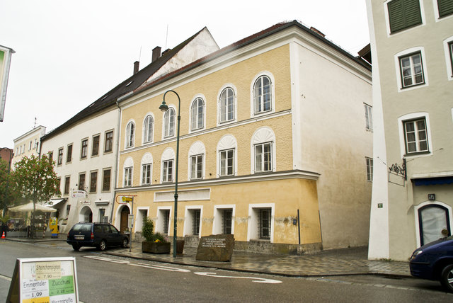Vier Prozent der Befragten gaben an, es wäre besser Hitlers Geburtshaus in der Salzburger Vorstadt in Braunau abzureißen.