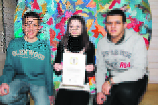Die Teilnehmer vom Gymnasium Völkermarkt: Michael Kurnik, Iris Hobel und Ehsas Hasib hoffen auf eine Siegerurkunde