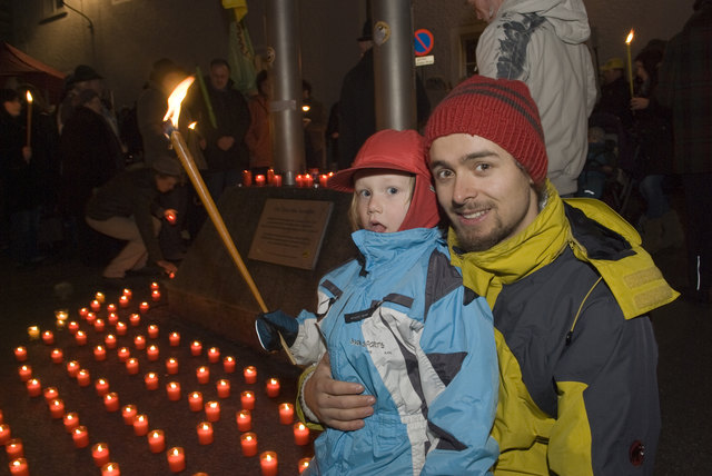 Ein Licht gegen den Atomstrom: Jakob und der kleine Timon demonstrierten am Mozartplatz gegen die Atomkraft.