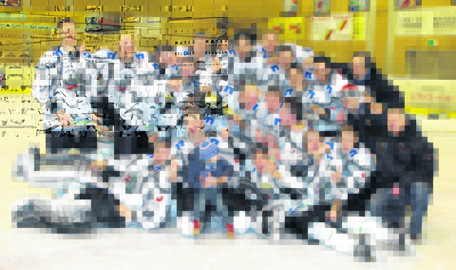 Es ist vollbracht: Hans Sulzer (re.) und sein Wolfsrudel haben die Meisterschaft in der Carinthian Hockey League gewonnen
