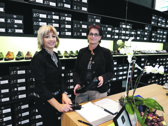 Thekla Seemann und Monika Probst beraten gerne, damit jeder den passenden Schuh für sich findet.