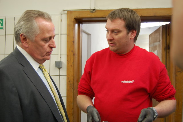 Rudolf Hundstorfer bei seiner Stippvisite beim Sozialökonomischen Betrieb Basar der Volkshilfe.
