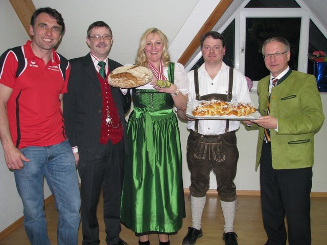 Gelungene Überraschungsparty: v.l.: Herbert Krenn, Heinz Trummer, Martina Auer, Hannes Auer und Josef Ober. Fotos: S. Passat-Grupp