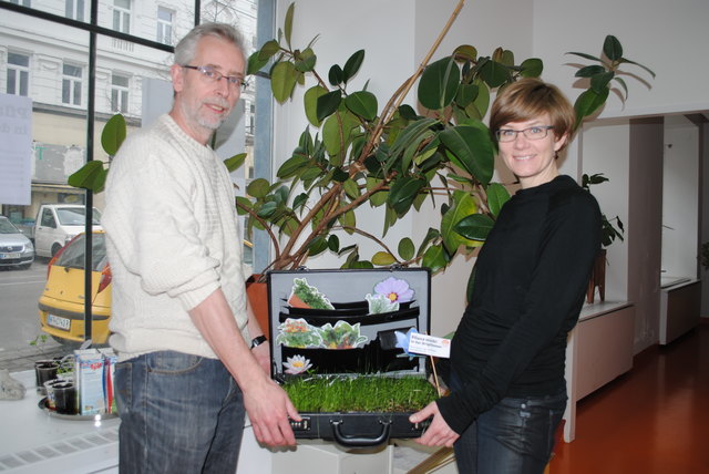 Pflanzen wachsen überall: GB*-Mitarbeiter Martin Forstner und Nina Chladek-Danklmaier mit ihrem „bepflanzten“ Koffer.