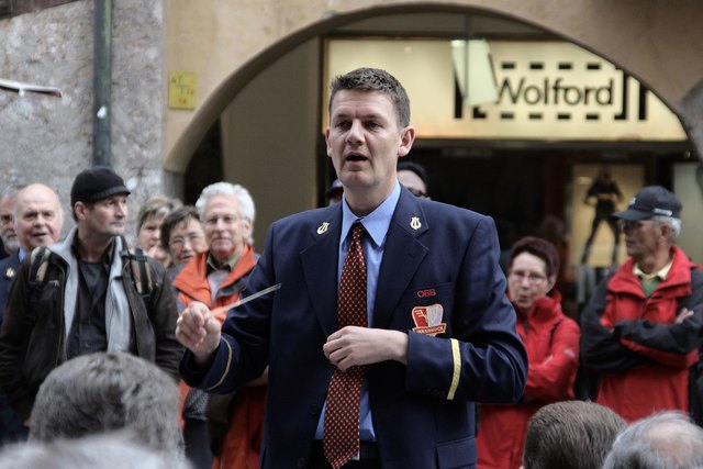 Kapellmeister Michael Hölbling schwingt den Taktstock | Foto: A. Arnold