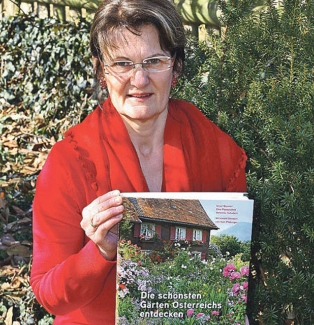 Rosi Hofer ist zu Recht stolz darauf, in diesem Buch auf sechs Seiten vertreten zu sein.