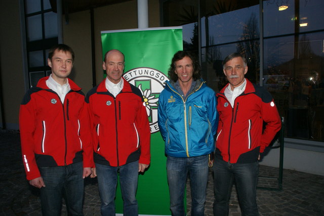 Die Bergretter Werner Helmberger (Obmann Bergrettung Kirchdorf), Josef Langeneder und Peter Mandlbauer (v.li.) mit Stefan Glowacz (2.v.re.), einem der erfolgreichsten Alpinisten unserer Zeit.