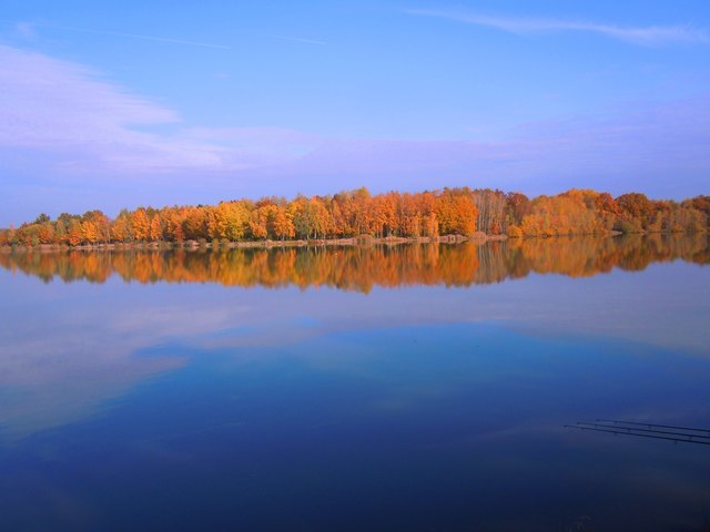 Prächtige Herbststimmung am Teich