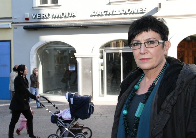 Die Geschäfte am Villacher Hauptplatz stehen leer, Grund sind zu hohe Mieten, Wally Rettl will nun vermitteln	Foto: Janz