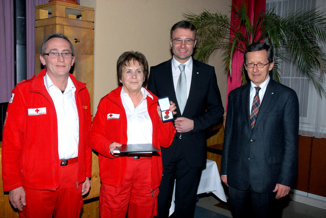 Ingeborg Scherngell, im Bild mit Karl Ploberger, Thomas Märzinger und Peter Salinger (v.l.), wurde für 25 Jahre im Rettungswesen mit der OÖ. Dienstmedaille in Bronze ausgezeichnet.