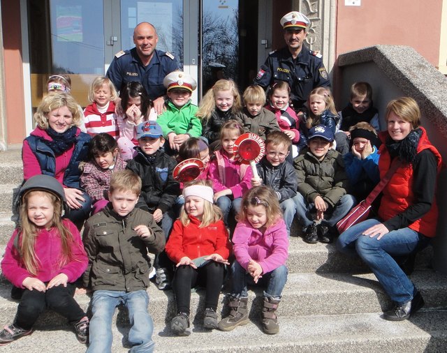 KI Gerald Grebenjak, BI Theodor Wedenig , Carmen Pewal und Birgit Roscher (jeweils von li) mit den Kindern